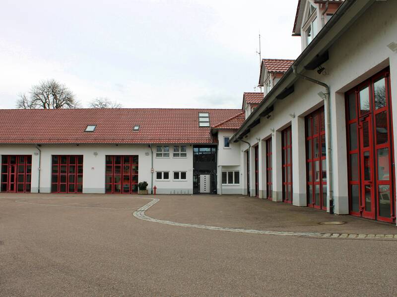 Der Hof der Feuerwehr Uhingen mit dem Gebäude im Hintergrund.
