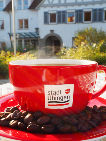 Eine rote Tasse in der warmer Kaffee ist, der dampft