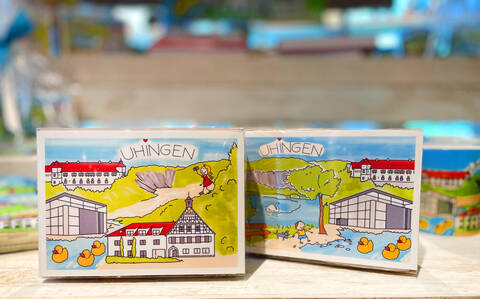 Zwei bunte Design-Karten befinden sich in durchsichtigen Packungen, in denen das süße Biskuit-Gebäck Wibele ist.