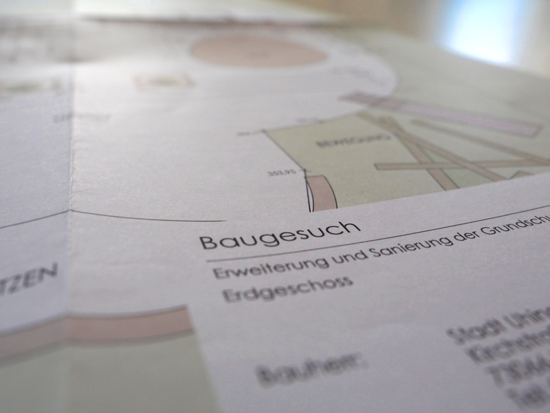 Ein Bebauungsplan auf dem "Baugesuch" steht.