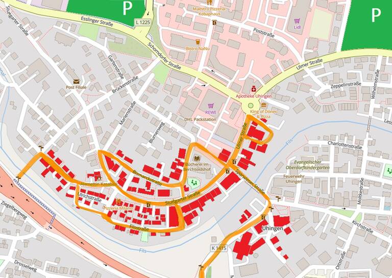 Eine farbige Karte zeigt das Stadtzentrum von Uhingen mit Straßen, Gebäuden und markierten Bereichen, einschließlich der Bismarckstraße und der Ulmer Straße, sowie Parkmöglichkeiten.