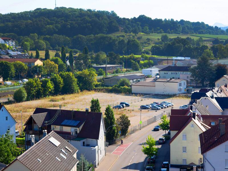 Eine Luftaufnahme zeigt das Spinnweberei-Areal an der Ulmer Straße. Die freie Fläche ist umringt von anderen Häusern.