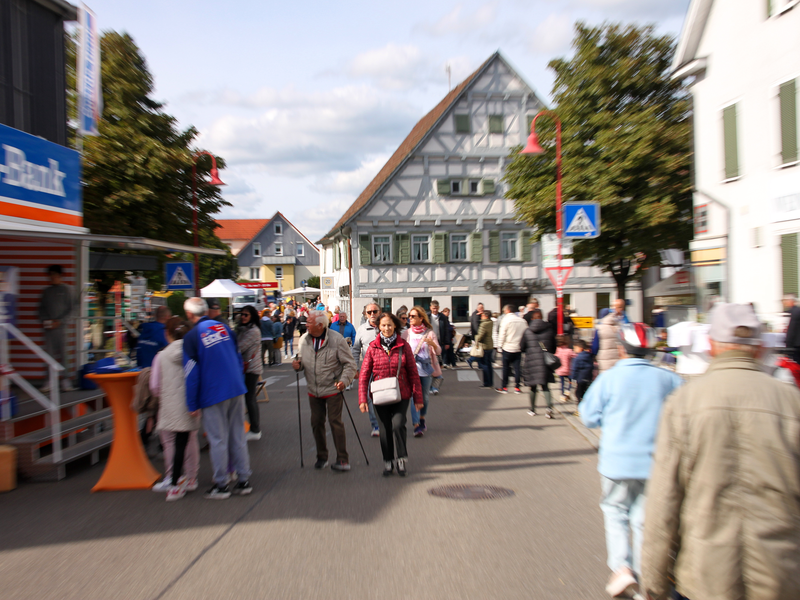 Menschen laufen auf einer Straße, die für einen verkaufsoffenen Sonntag gesperrt ist.
