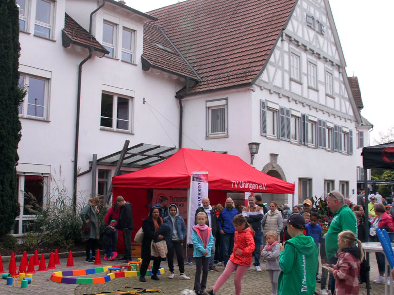 Vor dem Uhinger Rathaus auf dem Vorplatz schießen Kinder mit einem Fußball auf eine Torwand, an Pavillons stehen Vertreter von Vereinen und informieren über die Möglichkeiten im Verein.