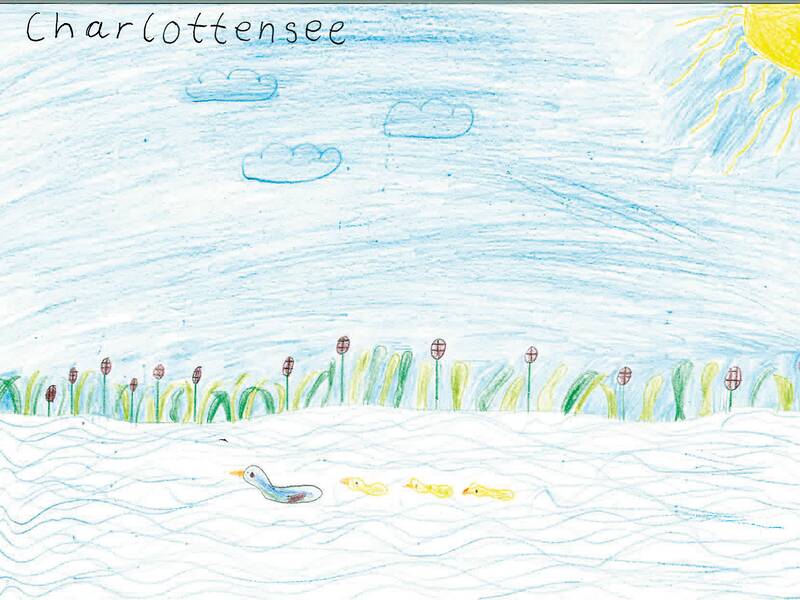 Auf einem gemalten Bild ist der Charlottensee: Eine Ente schwimmt mit drei gelben Küken hinter sich und am Ufer steht Schilf.