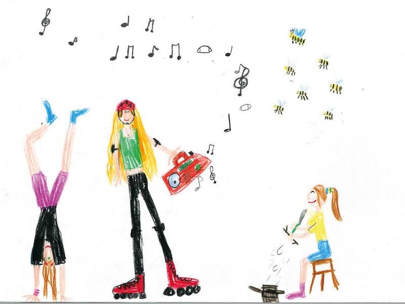 Drei Kinder wurden gemalt, die unterschiedliche Sachen machen: Handstand, auf Inline-Skates Musik aus einem Radio hören oder auf einem Hocker sitzen und schnitzen. Außerdem fliegen Bienen herum.