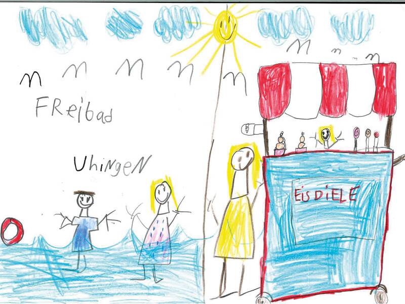 Ein Kind hat eine Szenerie aus dem Freibad gemalt: Zwei Kinder planschen mit einem Ball im Wasser. Außerdem ist ein Eisstand zu sehen, vor dem ein Kind Eis kauft.