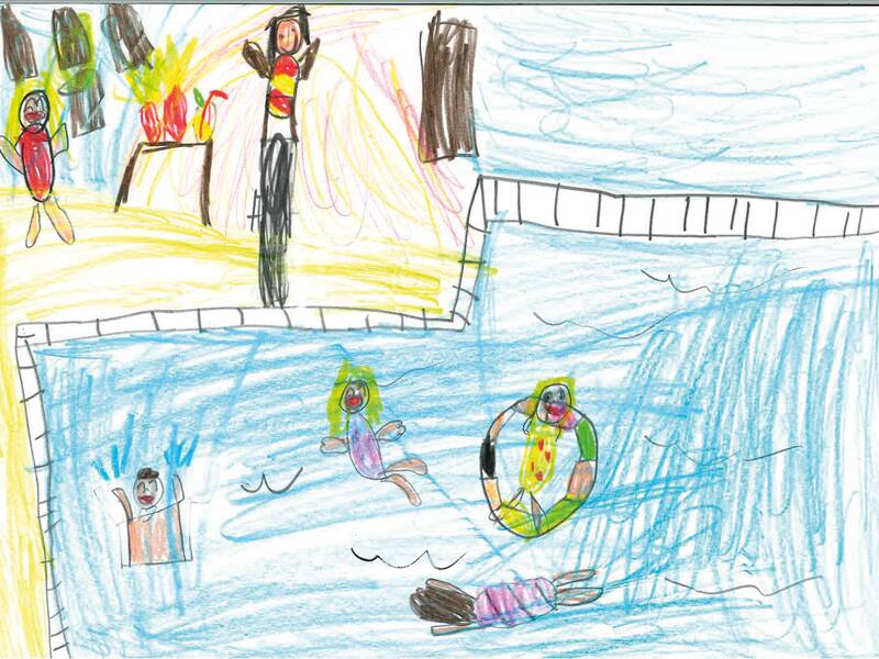 Ein Kind hat den Freibadspaß gemalt: In einem Becken  planschen Kinder, eines ist in einem Schwimmring. Am Beckenrand steht ein Kind auf einem Sprungturm ein anderes am Kiosk.