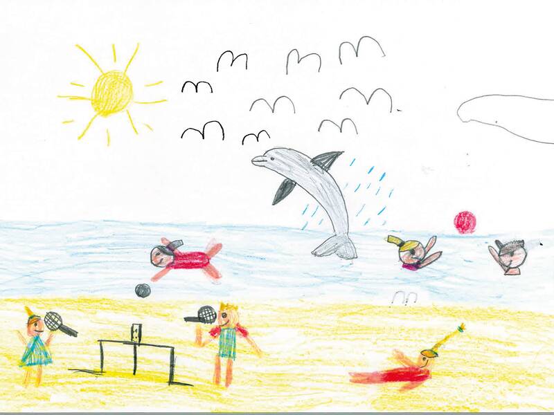 Ein gezeichnetes Bild zeigt einen Sandstrand, auf dem Kinder Tischtennis spielen. Im Wasser dahinter spielen Kinder Ball und ein Delfin hüpft aus dem Wasser hoch.