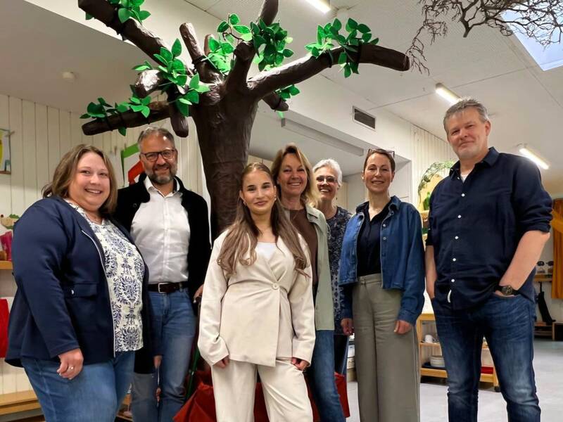 Freude über die besonderen beruflichen Möglichkeiten bei der Stadt Uhingen (von links): Katja Eisenmann (Kindergartenleitung), Bürgermeister Matthias Wittlinger, die neue Mitarbeiterin Nazar Yilmaz, Gruppenleiterin Petra Fitz, Fachbereichsleiterin Anette Epping sowie Sina Scheel und Thomas Neumeister vom Sozialdienst „Arbeit vor Ort“ der Lebenshilfe.   