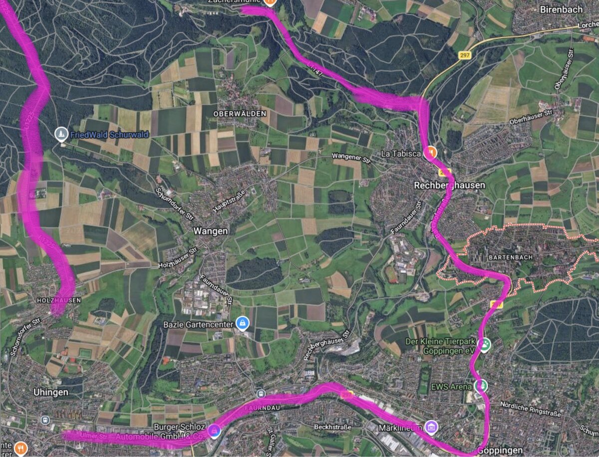 Die Karte zeigt eine Satellitenansicht mit einer pinken Route, die sich durch verschiedene Ortschaften und Landschaften schlängelt.